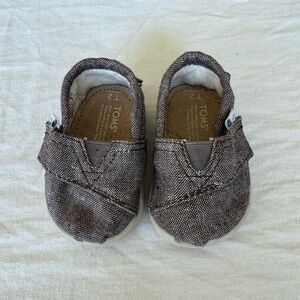 Tom’s baby shoes size 2